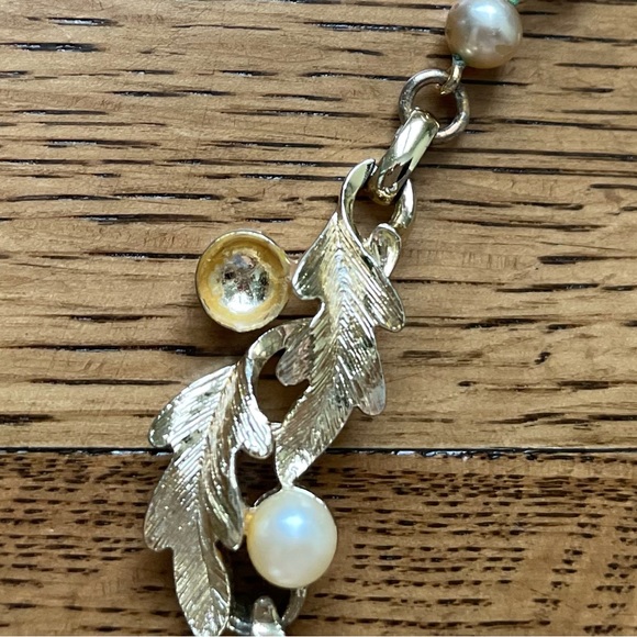 Vintage Signed Coro Necklace - Pearl & Gold w/ Leaf Design - Picture 6 of 7